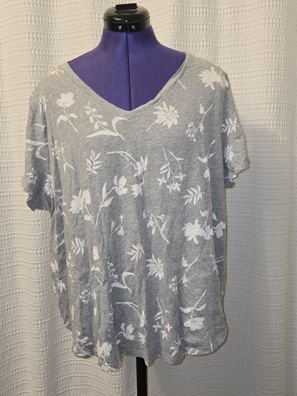 Women's Gray And White Floral V-Neck Short Sleeve Tee.